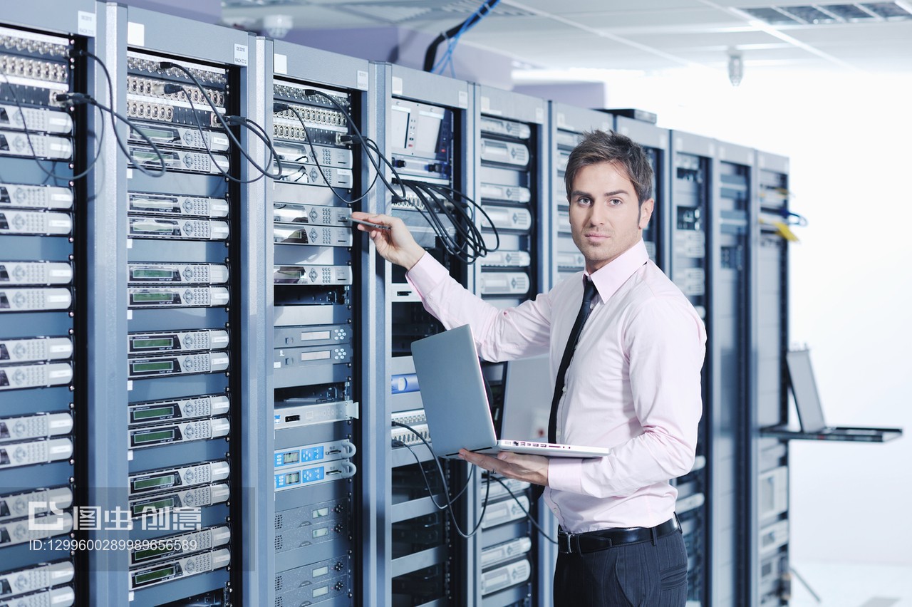 數(shù)字化浪潮下的商業(yè)網絡 服務器室中的筆記本電腦與計算機網絡工程